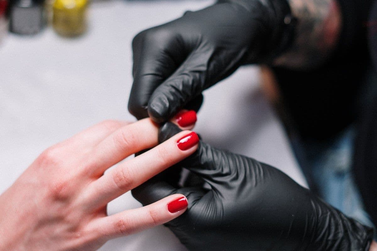 Outils nail art professionnels posés sur une table