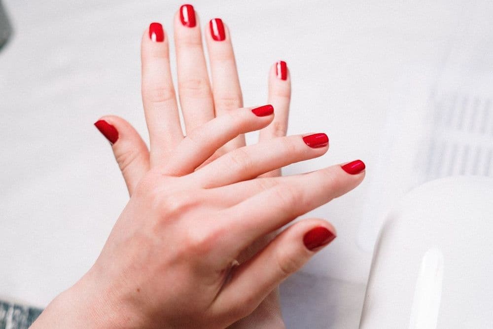 Prothésiste ongulaire en 2026 : la vérité sur la rentabilité que personne ne te dit